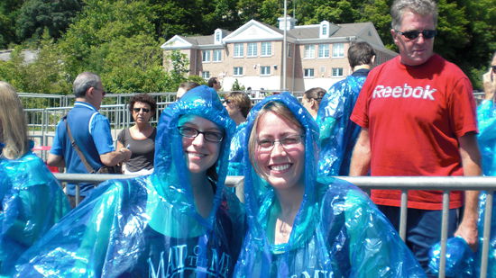 Lisa und ich in unseren "Maid of the Mist"-Gewändern. Der freundliche Mann mit dem "Reebok"-Shirt ist mir nicht bekannt.