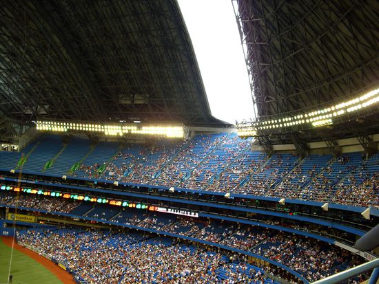 das Dach im Stadion wird geschlossen