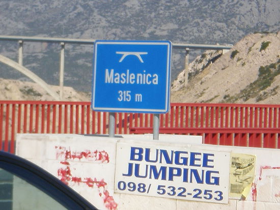 Brücke bei Maslenica
(An vielen Kroatischen Meeresbrücken wird Bungee Jumping angeboten - wer's braucht)