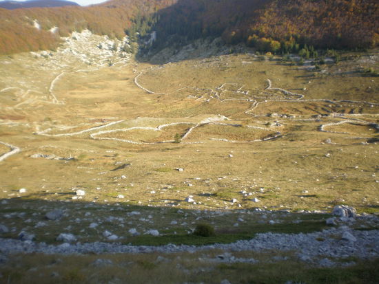 Steinmauern wie in die Landschaft gemalt