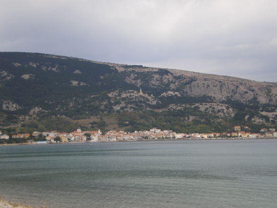 Baska mit dem Bergrücken Rebica
(vom Westen gesehen)