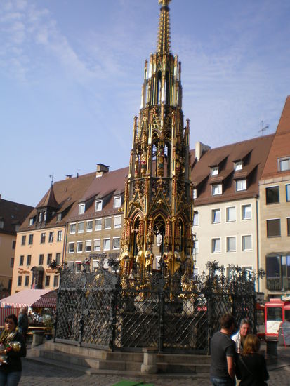 "Schöner Brunnen"
Der Brunnen heißt wirklich so!