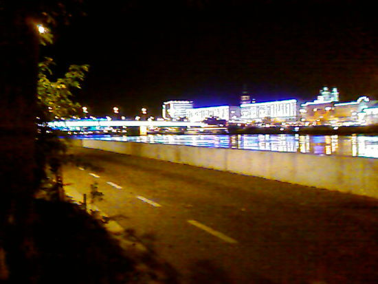 Linz bei Nacht von der Donau aus gesehen