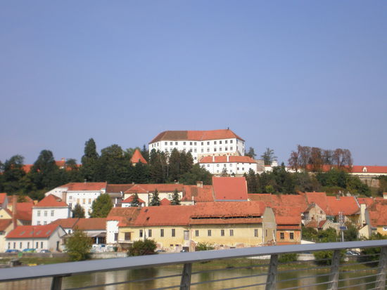Ptuj, Uferpromenade mit Schloss