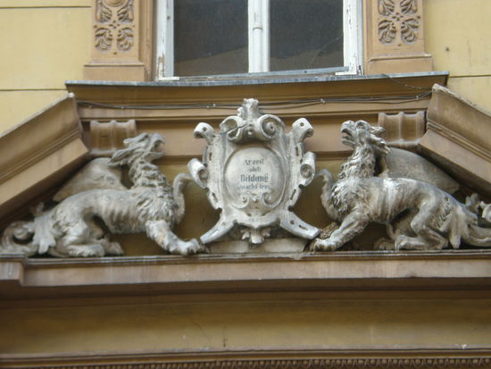 Inschrift: Arbeit adelt, Bildung macht frei