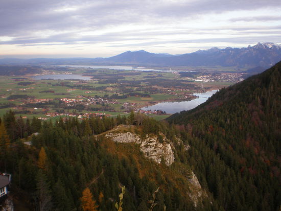 Vierssenblick von Ruine Falkenstein
Im Vordergrund sieht man den Weißensee, links den Hopfensee, am oberen Bildrand den Forgensee und dahinter (kaum sichtbar als schwarze Fläche) den Bannwaldsee.  Rechts sieht man Füssen.