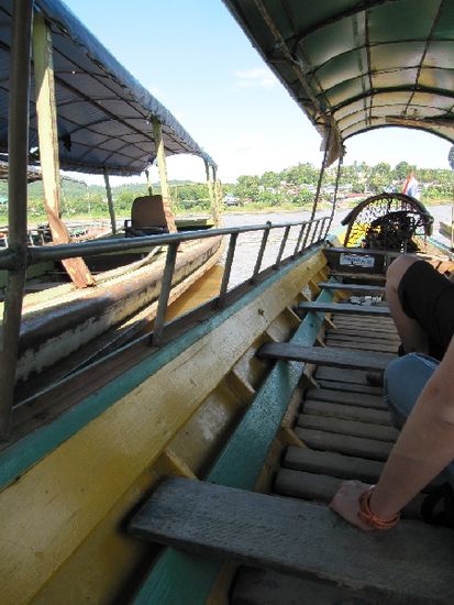 Boot ueber den Mekong nach Laos