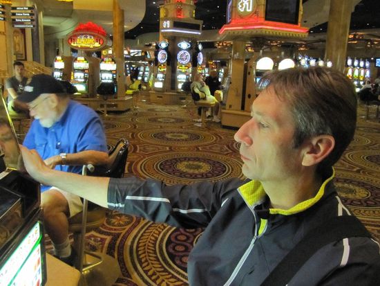 Papa verspielt ohne Skrupel einen ganzen Dollar 