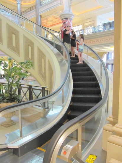 Rolltreppe geht um die Kurve!!! im Forum Shops (Caesars Palace)