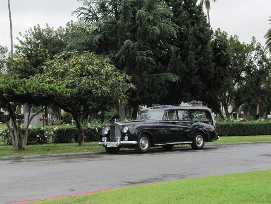 nettes Auto am Friedhof