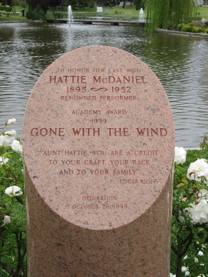 die erste farbige Amerikanerin, die mit einem Oscar geehrt wurde (spielte die Haushälterin in Vom Winde verweht)