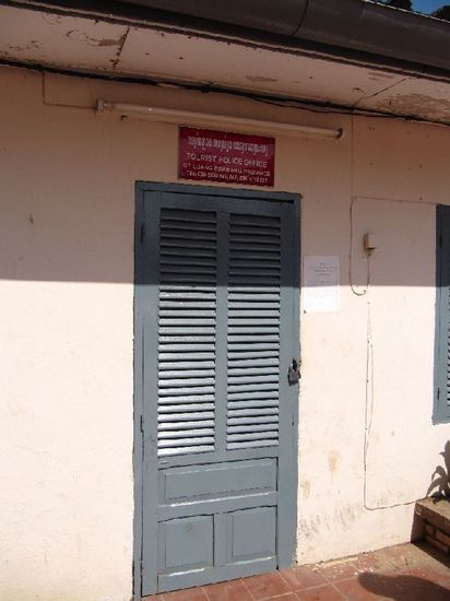 Und viel groesser war das Tourist Police Office auch net als diese Tuer verheissen mag