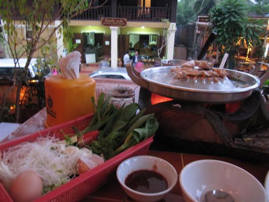 Lao BBQ mmmh lecker - das links kommt alles in die Suppe rein, die unten am Rand schwimt, oben Huehnchen...wie immer