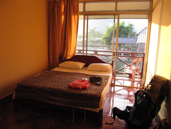 Unser Zimmer im Saysong...mit pinken Baerli-Badetuechern 