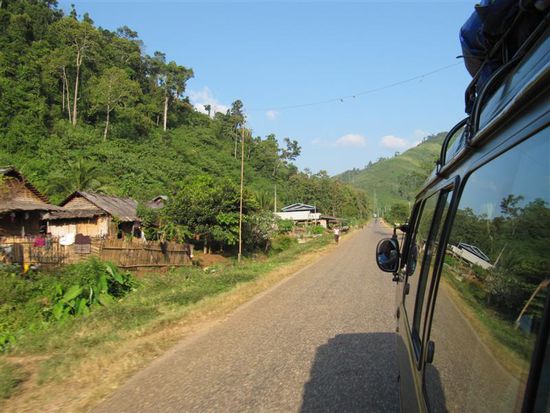 Unterwegs mit Minivan nach Vang Vieng - ueber Berg und Tal und einfach wiedermal nur schoen...*seufz*