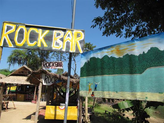 Man beachte das nette Plakat rechts...die linke Person haelt eine Flasche in der Hand die mit "Lao Beer" beschriftet ist...da ist doch gleich alles ganz jippieh und lustig 
