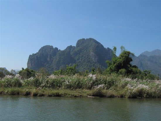 Balkonaussicht - zu diesem Berg wollten wir hin, da war die Tham Phu Kham (Goldkrabbenhoehle)