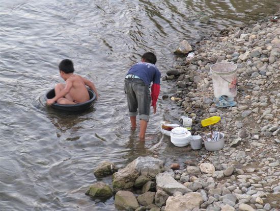 Fluss, der - fliessendes Gewaesser mit Multifunktion. Verkehrsweg, Tubingdestination, Schwimmbad, Badewanne, Waschmaschine, Geschirrspueler