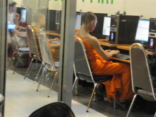 Katja macht Fotos...Moench mit Regenschirm, Moench giesst Blumen, Moench sitzt im Internetcafe..uebrigens dieser hat jemanden geschrieben, dass es in Laos sehr kalt ist gerade...bin neben ihm gesessen...naja, wir schwitzen uns hier dumm und daemlich