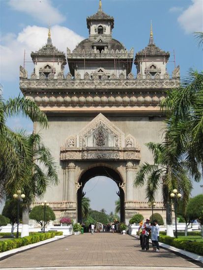 Das Siegestor...haben sich die Franzosen halt mal sogedacht. Mittlerweile ist es nur mehr ein Ungetuem