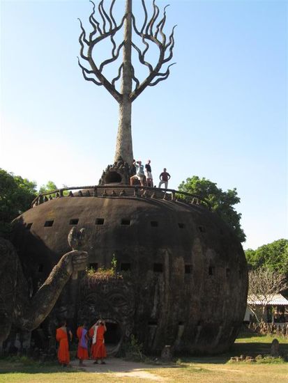 Aus der Reihe Katja fotografiert Moenche: Moenche vor dem Riesenkuerbis