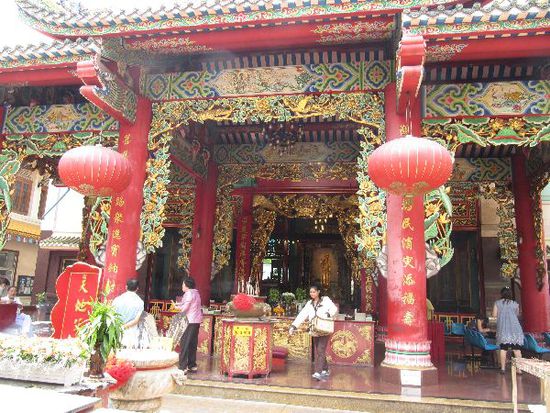 Ein Tempel der zu einem Krankenhaus fuer chinesische Medizin gehoert - Raecherstaebchen sind da wohl auch ein Teil davon.