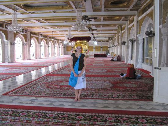 inside Sikh-Tempel (hab das Tuecherl dann geschenkt bekommen)