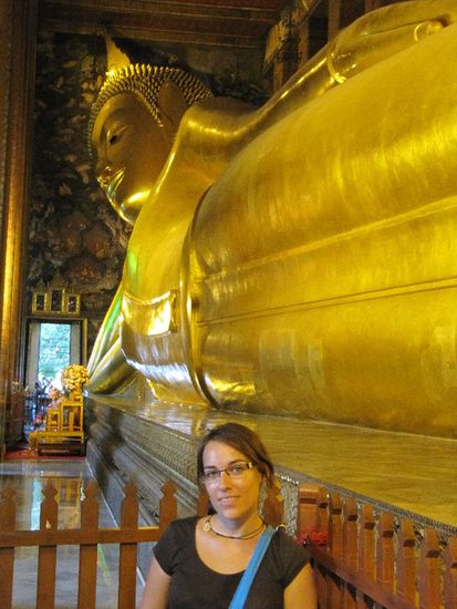 Riesenbuddha (hinten) im Wat Po - ja i wass, i schau a bissl fertig
