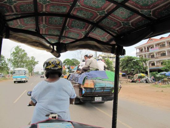 Hauptsache alle haben Platz (rechts)
vorne im Bild: Sam mit Helm, jawohl in Kambodscha tragen auch die Tuk Tuk Fahrer Helme