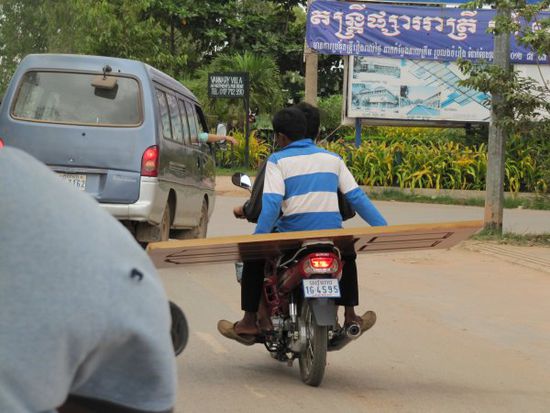 Heute: Wie transportiere ich eine Tuer mit dem Moped