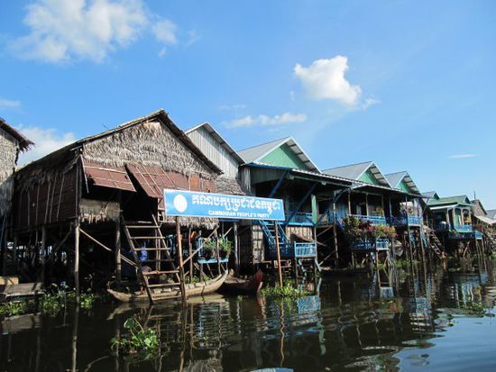 Floating Village mit Parteiplakat bzw. Schild
