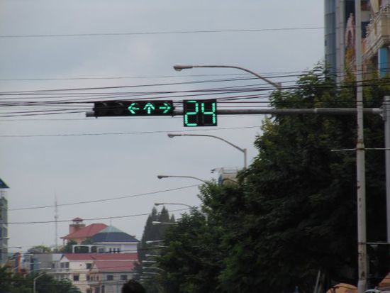 By the way, die Ampeln zählen hier runter, wie lange es noch grün bzw. rot ist