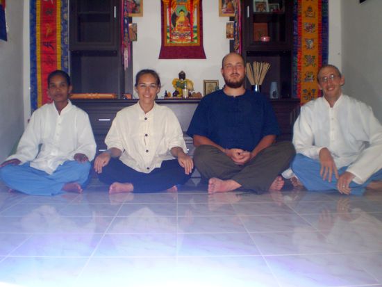 Wir meditieren mit unsren Gastgebern  Am Boden sieht man schon den Schein der Erleuchtung, bei Daniel merkt mans schon ganz besonders