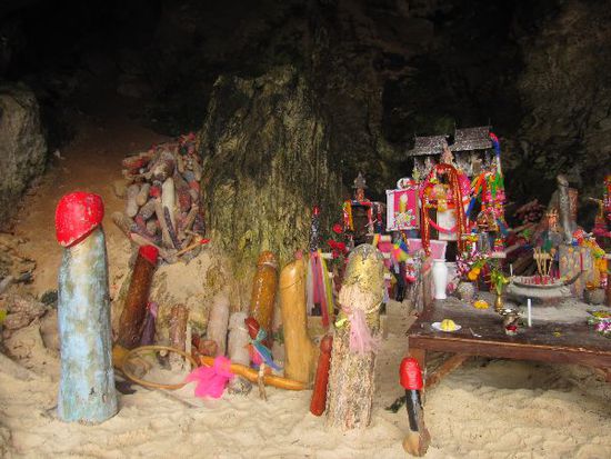 vorn draussen am Strand die Phra Nang Cave mit Tempel und...aehm...na ihr seht es eh