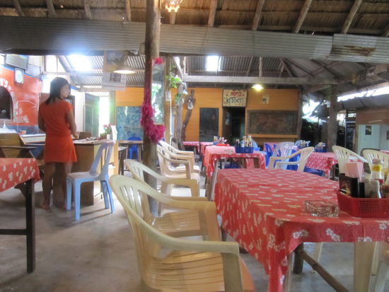 Fruehstueck bei Mom mit Ladyboy Bedienung 