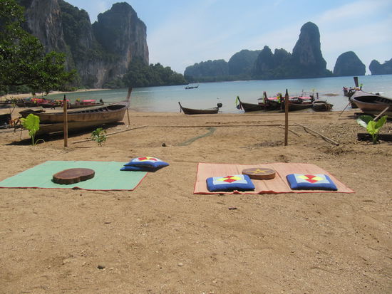 Wer braucht Sessel und Tische, es geht eh so ah!