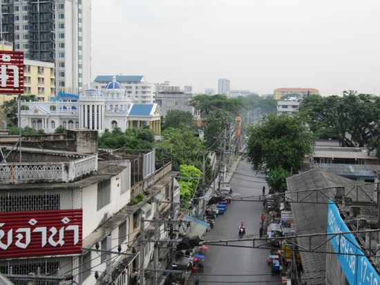 Unser Block  - hinter der Kirche neben dem grossen Baum links im grauen Gebaeude, da wohnen wir.