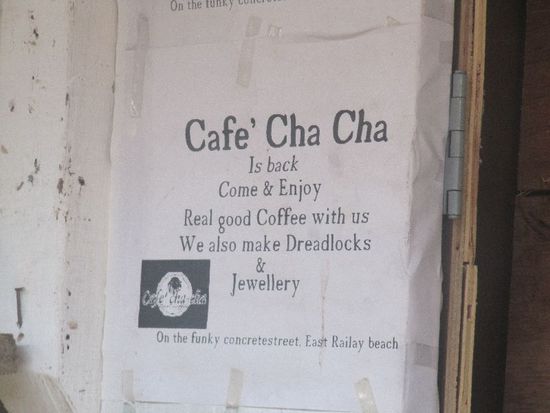 Typisch Thailand, du kannst ueberall alles bekommen. Tuk Tuk, Boot, massgeschneiderten Anzug, BBQ, Kaffee, Marihuana...oder Dreadlocks 