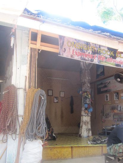 easy easy, wer wird denn den Baum gleich wegreissen, koennen wir eh herumbauen auch 