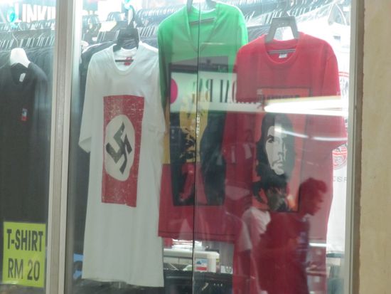 Was ist das bitte! Wer kauft 1. sowas? und 2., wer haengt es neben Bob Marley und Che Guevara? Da fehlt echt nur mehr HC Strache!! ...und das schlimme ist, wir haben sogar jemanden mit dem Herumrennen sehen....bin mir nicht sicher, dass die Person net gedacht hat es sei die Hinduversion aufgemotzt!