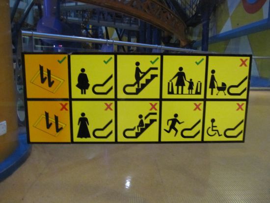 manche Sachen sind schon irgendwie logisch, oder? Oder hat schon mal wer versucht mit einem Rollstuhl die Rolltreppe hochzukommen? Und: dieses Schild muss echt ein Mann gemalt haben, weil jede Frau weiss, dass sie ihren langen Rock bei Stiegen aller Art aufheben muss...weils sonst auf die Nase faellt...*seufz*