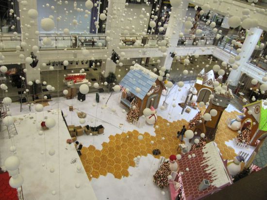 Um 3 Uhr frueh in der Shoppingmall werden gerade die Schneeflocken befestigt