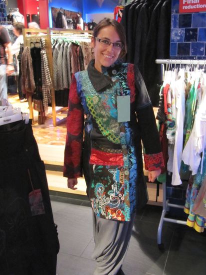 mongolische Freiheitskaempferin? die Muftihose passt auf jedenfall auf jedem pariser Laufsteg auch dazu 