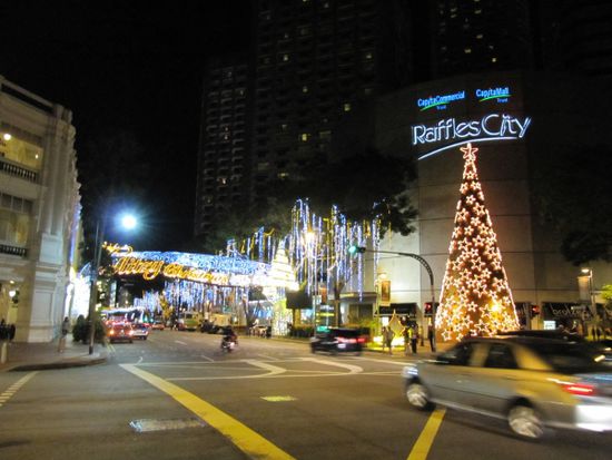 in die andere Richtung.....Raffles City