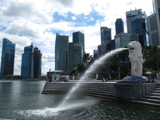 Merlion (Meerloewe)- das Wahrzeichen Singapurs (Singapur heisst uebrigens Loewenstadt (singa = Loewe)