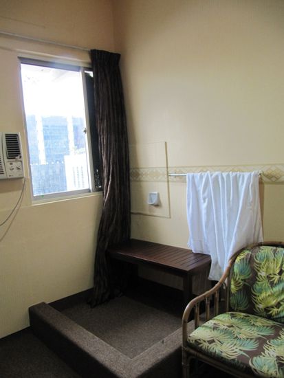 Ein letzter Blick aufs lustige Zimmer.....hier war wohl mal eine Dusche 