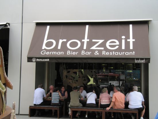 Hier habe ich mein Mittagsmahl zu mir genommen - gleich bei der Raffles City
