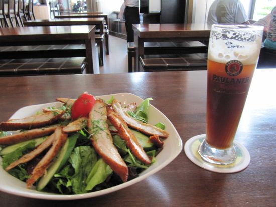 mmmh, Backhendlsalat mit Kuerbiskernoel und a Diesel dazu...oder wie man in Deutschland sagt "Schwarzer"
