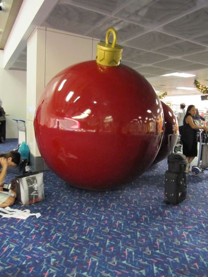 etwas ueberdimensioniert...aber es passt...der Flughafen hat ja auch 3 Zufahrten (fuer jedes Terminal), da is so ne Weihnachtskugel auch in Ordnung