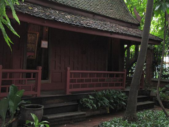 Eines der Jim Thompson Haeuser mit den Kunstgegenstaenden